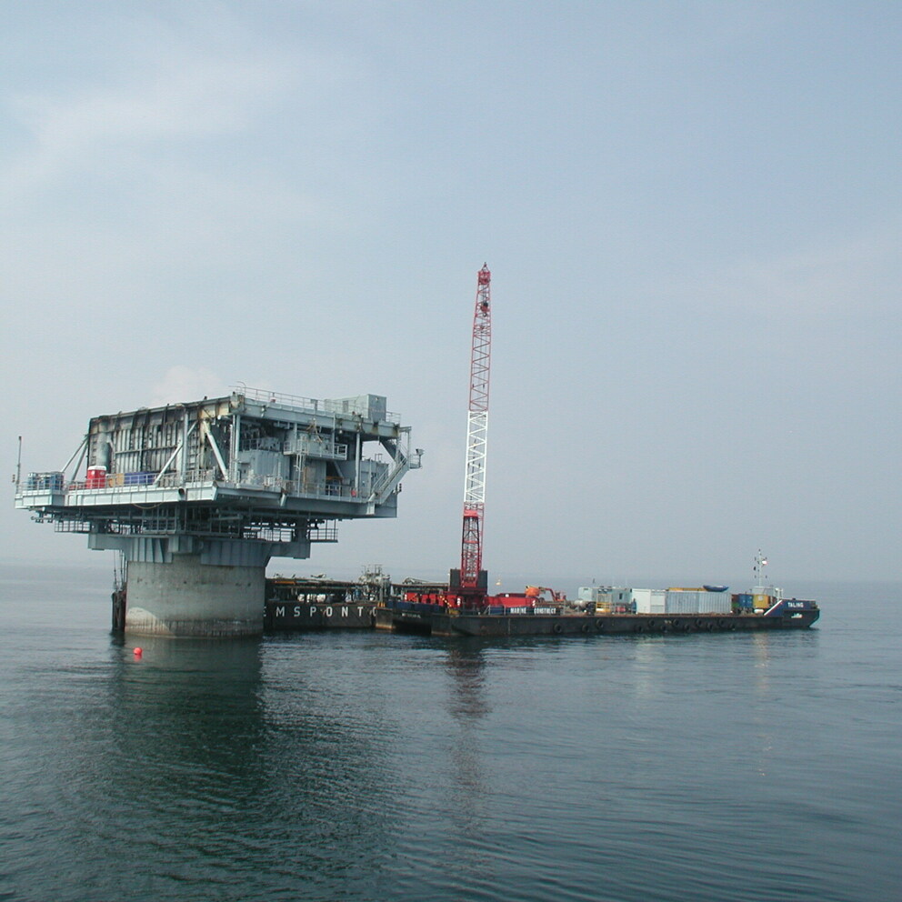 03 Taling at Platform flat sea 10-7-02.JPG